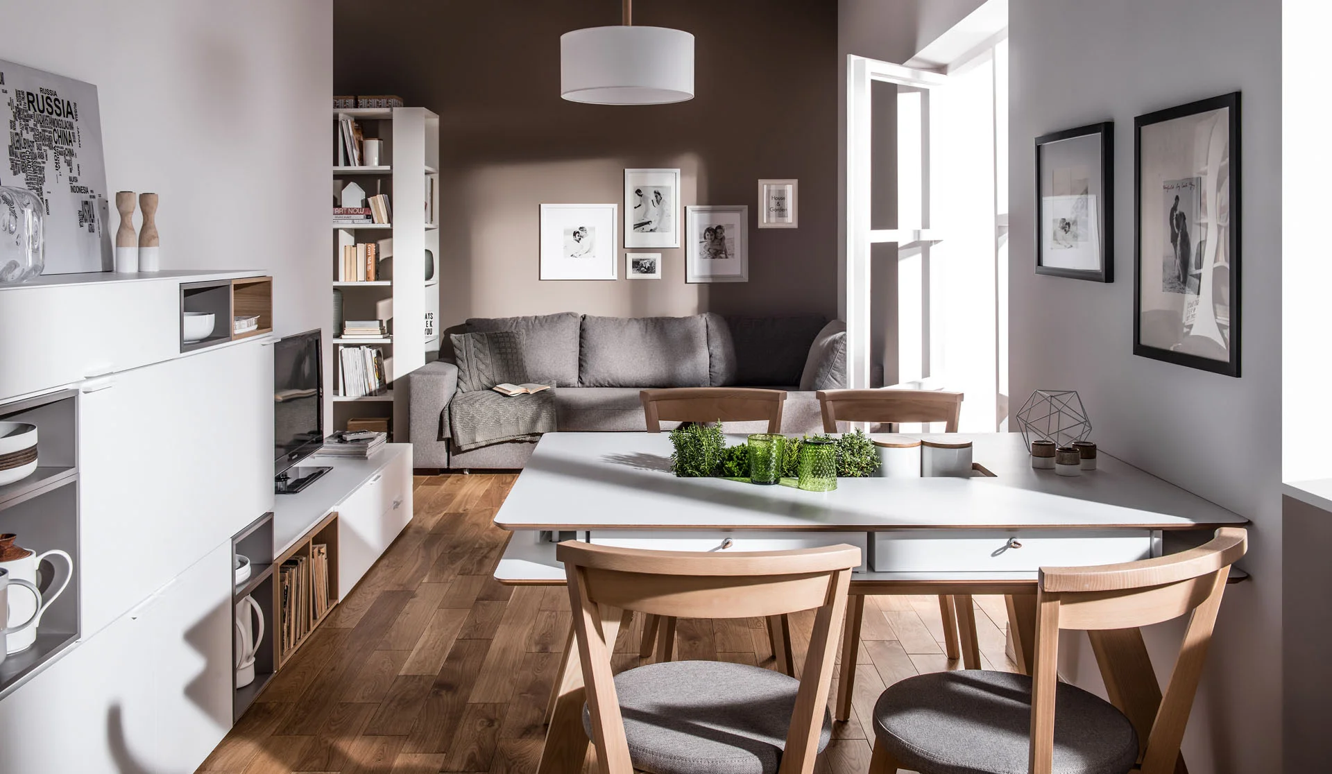 Jasny salon z wydzieloną strefą jadalnianą